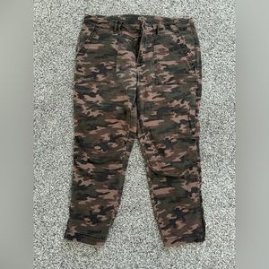 Camo straight leg cropped pants